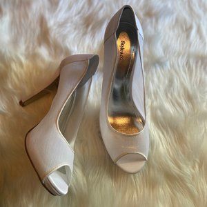 Style & CO White Pumps